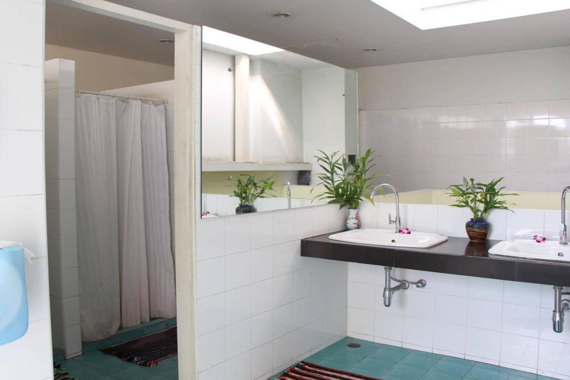 Oyo 1054 Phuket Backpacker Hostel Εξωτερικό φωτογραφία