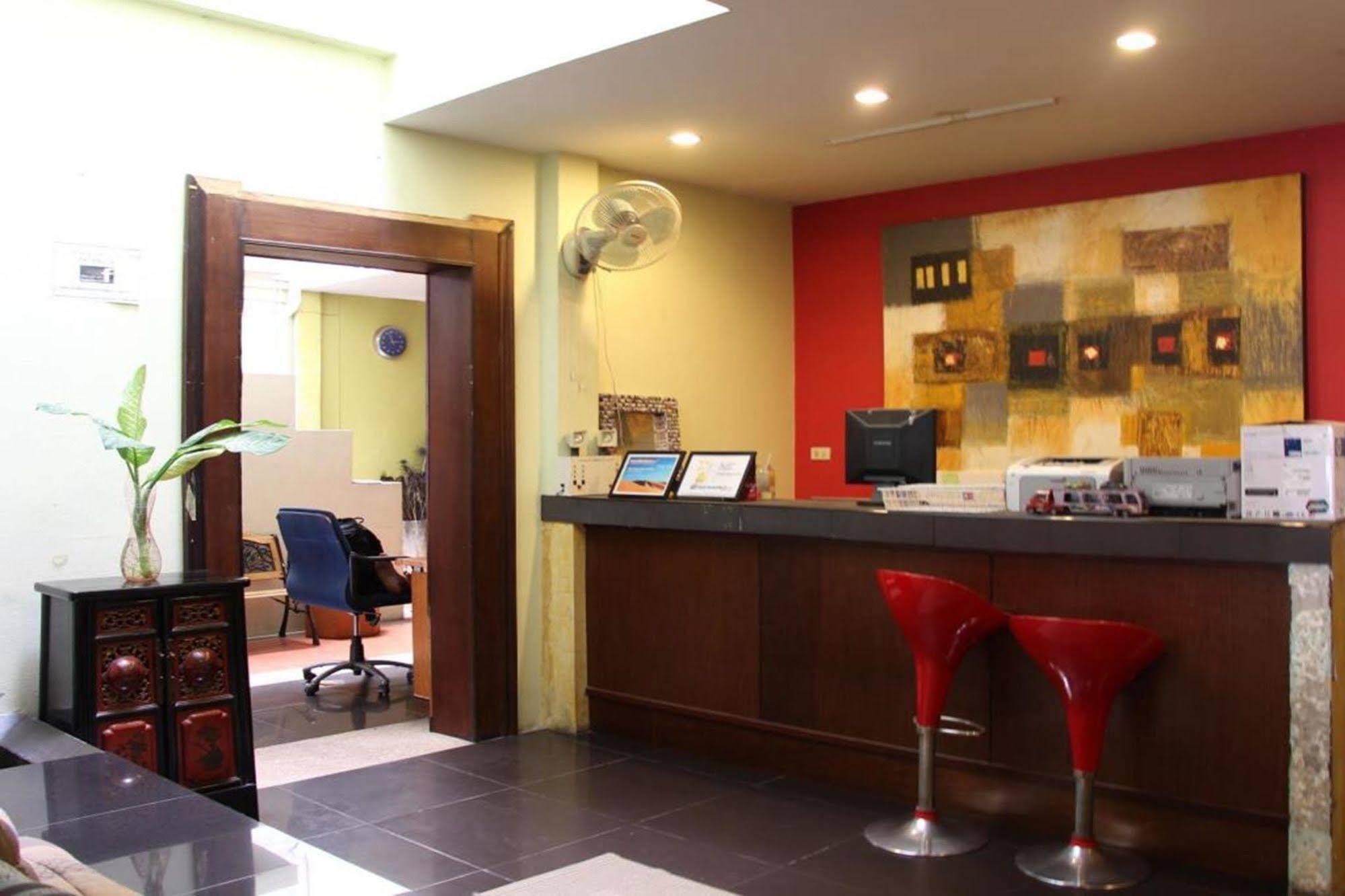 Oyo 1054 Phuket Backpacker Hostel Εξωτερικό φωτογραφία