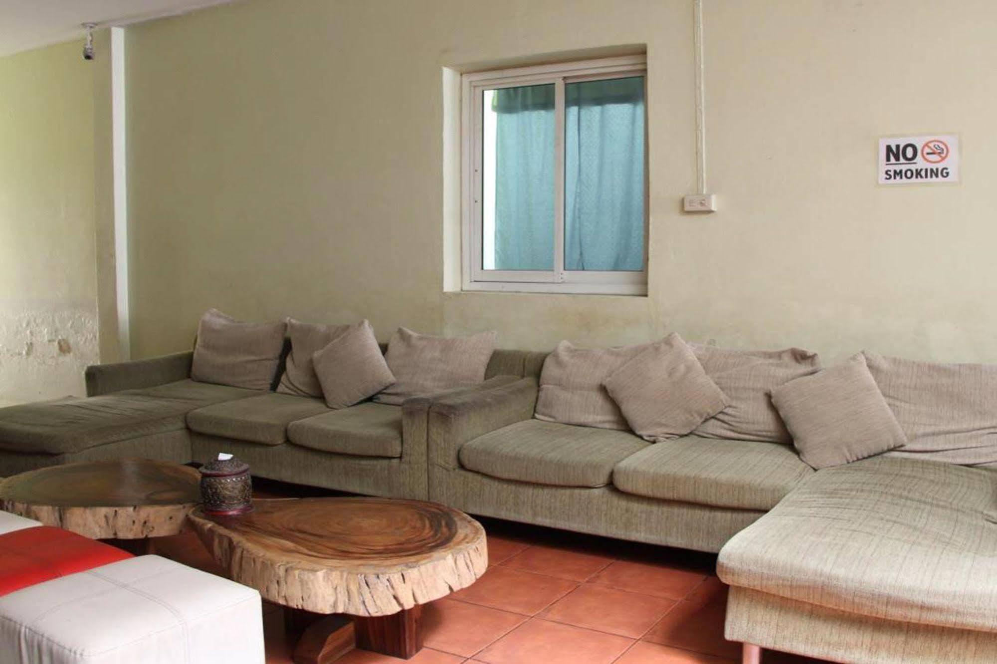 Oyo 1054 Phuket Backpacker Hostel Εξωτερικό φωτογραφία